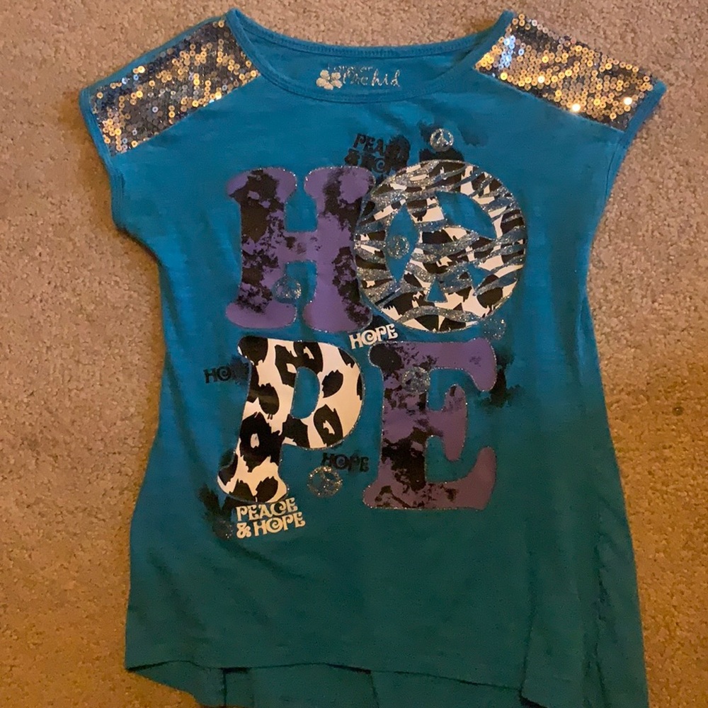 A blue shirt in the brand forever orchid